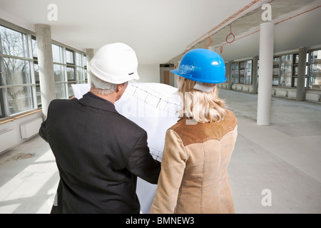 Zwei Architekten prüfen, Bürogebäude Stockfoto