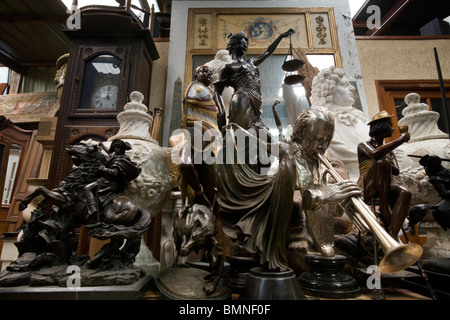 Antiquitäten in einem Geschäft in der Marche Dauphine, Paris Stockfoto
