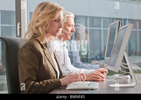 Zwei Personen in einem Callcenter arbeiten Stockfoto