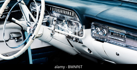 1958 Cadillac Armaturenbrett und Innenraum abstrakt. Amerikanische Oldtimer Stockfoto