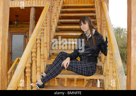 Nahaufnahme des Mädchens auf die Treppe. Stockfoto