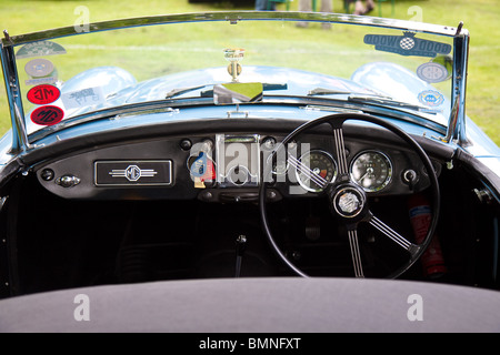 Armaturenbrett in einem MGA-Klassiker Sportwagen Stockfoto