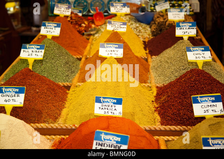 Gewürze für den Verkauf in der Misir Carsisi Spice Bazaar, Eminonu, Istanbul, Türkei Stockfoto