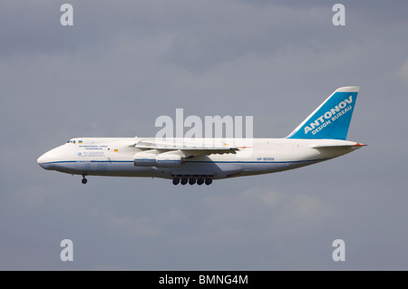 UR-82009 Antonov Design Bureau Antonov An-124-100M-150 Ruslan Landung in Brize Norton Stockfoto