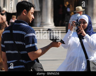 Touristen fotografieren mit Tauben in Markusplatz entfernt, Venedig, Italien Stockfoto