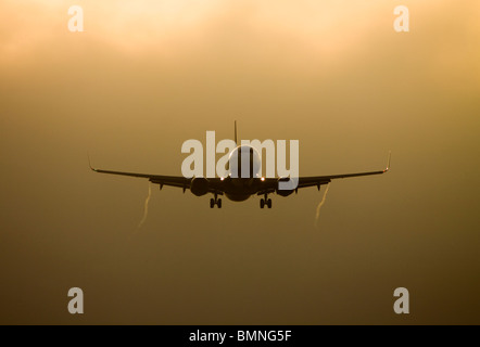 Silhouette einer Boeing 737-800 Flugzeuge bei Sonnenuntergang Stockfoto