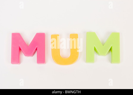 Buntes Spielzeug magnetische Alphabet Buchstaben buchstabieren Mama Isolated on White Stockfoto
