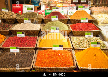 Gewürze für den Verkauf in der Misir Carsisi Spice Bazaar, Eminonu, Istanbul, Türkei Stockfoto