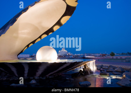 Katar, Doha Bay Waterfront Oyster Pearl Skulptur Stockfoto