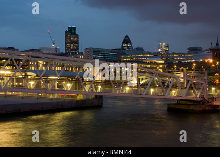 London, Stadtbild Gherkin Stadtbild Dämmerung Stockfoto