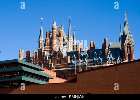 Bahnhof St Pancras und British Library außen Stockfoto