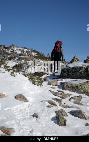 Wanderer in der Nähe des Gipfels des Bondcliff in den Wintermonaten. Das Hotel liegt in den White Mountains, New Hampshire, USA Stockfoto