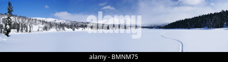 Winterpanorama von westlichen Sajan-Gebirge. Sibirien. Russland Stockfoto