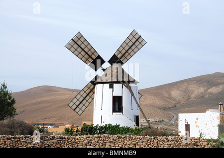 Historische Windmühle auf der Kanarischen Insel Fuerteventura, Spanien Stockfoto