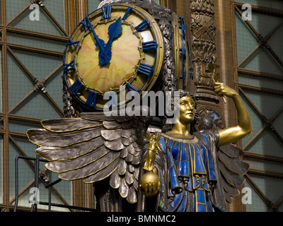 Europa, Großbritannien, England, London, Selfridges Uhr und Angel Stockfoto