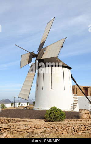 Alte Windmühle auf der Kanarischen Insel Fuerteventura, Spanien Stockfoto