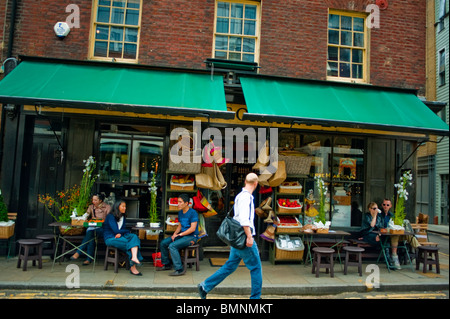 London, Großbritannien, Leute, die auf der Terrasse sitzen, Kaffee teilen, Tee, Straßenszenen, Front English Coffee Shop, General Store Stockfoto