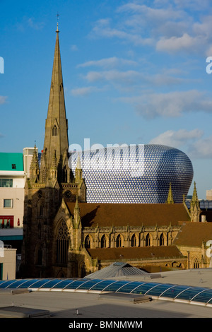 Großbritannien, England, Birmingham Selfridges und St. Martins Kirche tagsüber Stockfoto