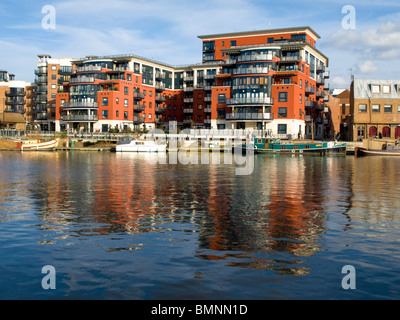 Großbritannien, England, London, Surrey, Kingston-upon-Thames, am Flussufer Stockfoto