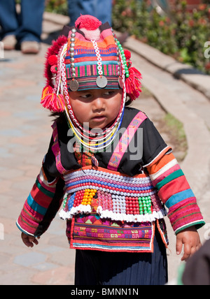 Junge Thai-Mädchen in Tracht, Golden Triangle, Sop Ruak, Thailand. Stockfoto