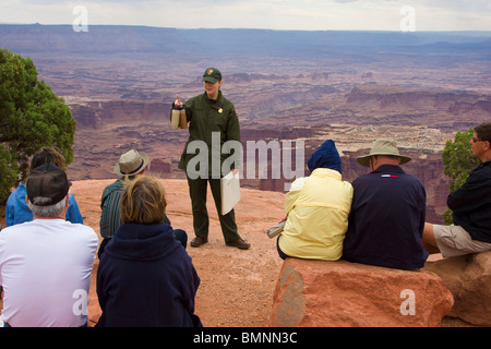 Park Ranger führt eine Diskussionsrunde am Grand View Point Overlook, Canyonlands National Park, Moab, Utah Stockfoto