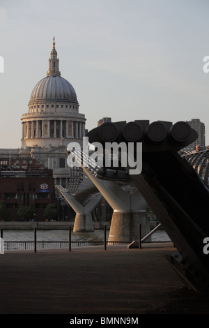 St-Paul-Kathedrale und die Millennium Bridge London Stockfoto