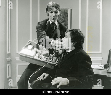 PETER COOK (links) und Dudley Moore - UK-Komiker in einer Skizze eines TV-shows Stockfoto