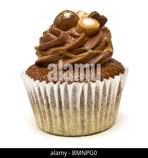 Luxus Chocolate Cup Cake aus niedrigen Perspektive auf weißen Hintergrund isoliert. Stockfoto