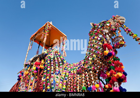 Kamel mit typischen Stickerei verziert. Jaisalmer Wüste Festival. Rajasthan. Indien Stockfoto