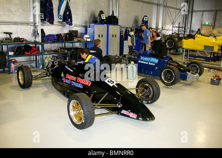 Die Formel Ford öffnen Wheeler Rennwagen in einer garage Stockfoto