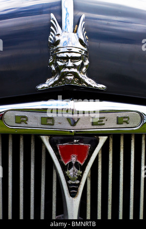 Kühlerfigur der Wikinger auf einem Vintage britischen Rover Stockfoto