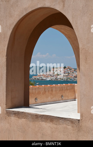 Gerahmte Blick auf Poros-Stadt in der Argo-Saronics, Griechenland Stockfoto