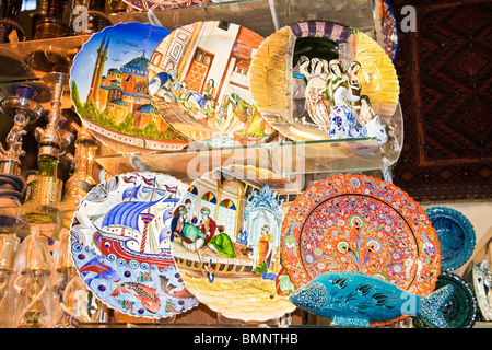 Bunte Platten für den Verkauf in der Misir Carsisi Spice Bazaar, Eminonu, Istanbul, Türkei Stockfoto