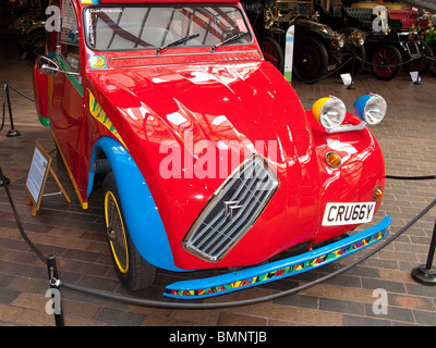 Individuelle und überarbeitete Citroen 2CV Picasso Citroen in Beaulieu Motor Museum, Großbritannien Stockfoto