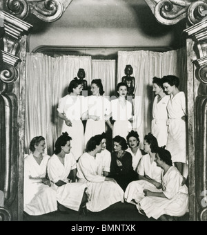 COCO CHANEL - französischer Modeschöpfer (1883-1971) mit einer Gruppe von ihre Modelle über 1945 Stockfoto