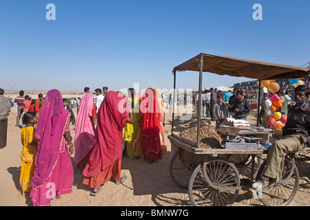 Erdnüsse-Verkäufer und indische Frauen. Jaisalmer. Rajasthan. Indien Stockfoto