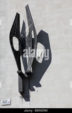 Geflügelte Figur Skulptur von Barbara Hepworth an Fassade der Gebäude in Oxford Street, London UK John Lewis. Stockfoto