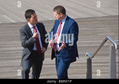 Rt Hon David Miliband MP Schatten Außenminister Besuch Cardiff Bay South Wales UK abgebildet mit Alun Davies AM Stockfoto