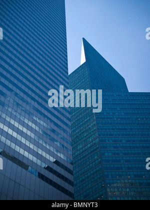 Zwei Hochhäuser gegen einen perfekten blauen Himmel. Stockfoto