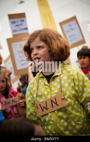 Kleine Kinder tragen die Waliser nicht protestieren über den Mangel an walisische Spracherziehung in Cardiff auf der Urdd Eisteddfod 2010 Stockfoto