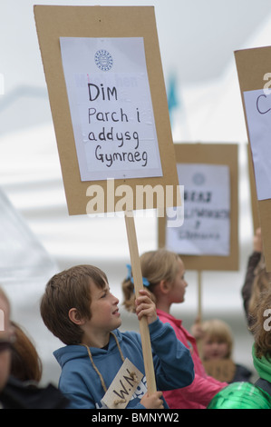 Kleine Kinder tragen die Waliser nicht protestieren über den Mangel an walisische Spracherziehung in Cardiff auf der Urdd Eisteddfod 2010 Stockfoto