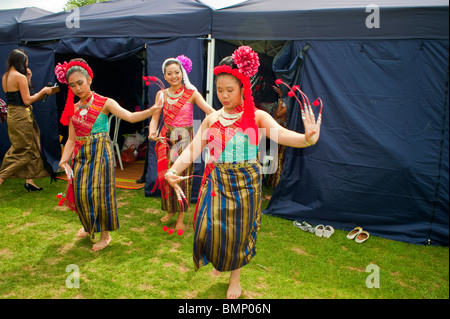 Das Thai Festival London, Asian Festival, Großbritannien, thailändische Tänzerinnen üben Tanz in traditionellem Kleid, vor der Vorstellung im Park, Jugendliche tanzen Stockfoto