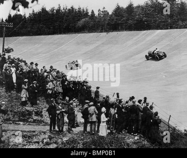 Das Publikum beobachten Captain Duff vorbei Graf Zborowski in der Blitz lange Handicap in Brooklands 1922 Stockfoto