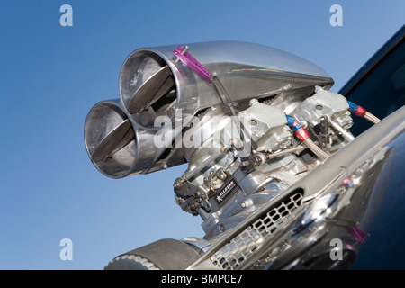 Drosselklappe Schmetterlinge auf Aufnahme Schaufel über Vergaser auf eine aufgeladene V8 custom Automotor öffnen Stockfoto