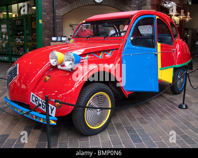 Individuelle und überarbeitete Citroen 2CV Picasso Citroen in Beaulieu Motor Museum, Großbritannien Stockfoto