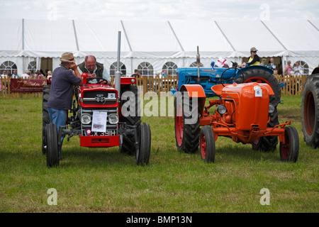 Oldtimer Traktoren auf dem Display an Honley Show, Farnley Tyas, Huddersfield, West Yorkshire, England, UK. Stockfoto