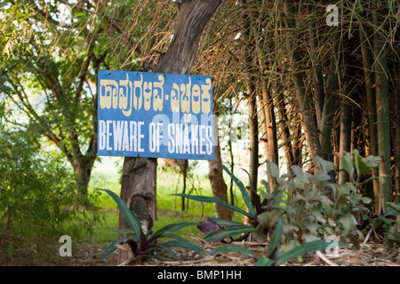 Ein "Hüten Sie sich vor Schlangen" Zeichen oder eine Warnung an den Ufern des Karanji See, in der Stadt Mysore im Bundesstaat Karnataka, Indien. Stockfoto