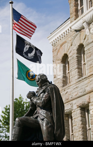 Seitlicher Blick auf die George Washington-Statue vor dem alten Capitol Gebäude im Zentrum von Olympia, Washington. Stockfoto