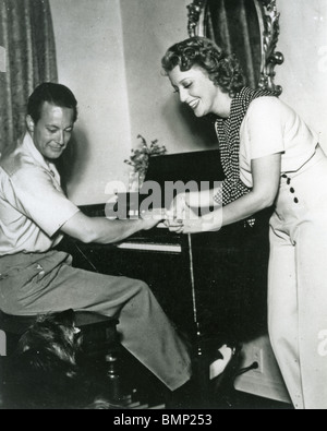 JEANETTE MACDONALD - US-Schauspielerin und Ehemann Gene Raymond über 1945 Stockfoto