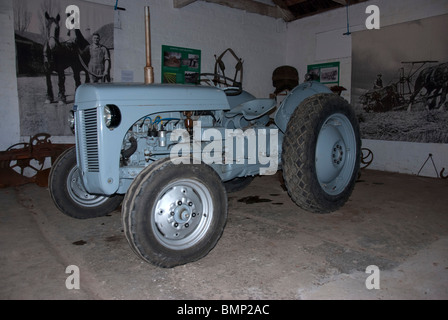 Ein wenig grauer Fergie Traktor Colintraive Heritage Zentrum Kyles of Bute Argyll Scotland Stockfoto